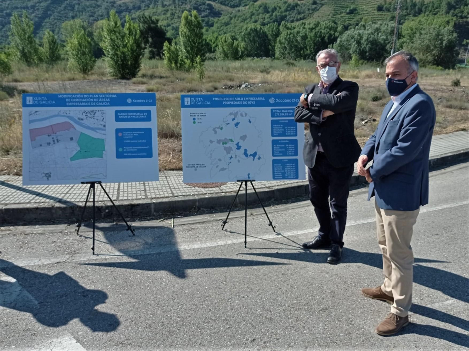 El director del IGVS, Heriberto García, y el alcalde de O Barco, Alfredo García, en el acto de A Raña. (Isaac Cruz)