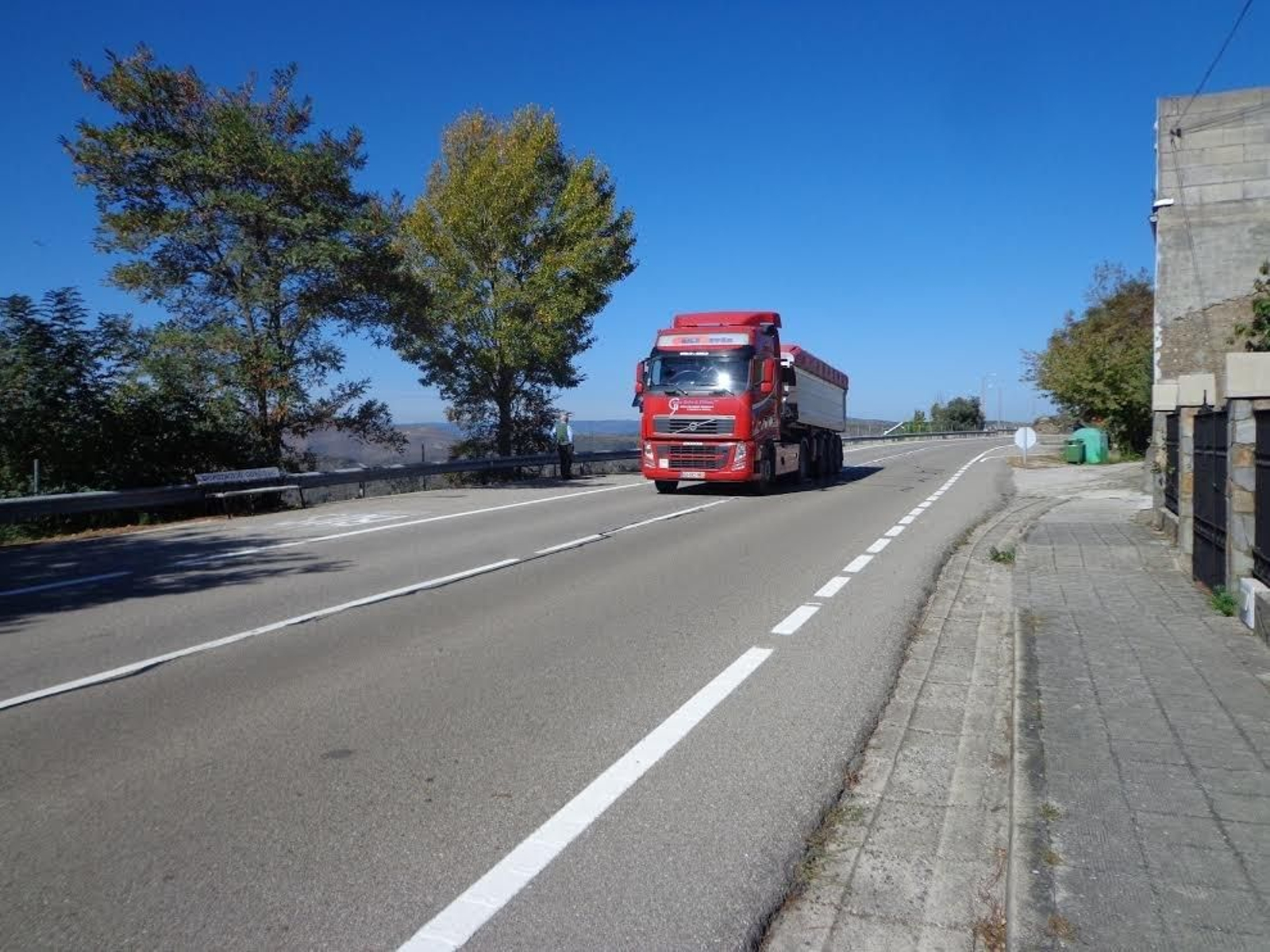 La OU-533, a su paso por Viana do Bolo, soporta bastante tráfico pesado.