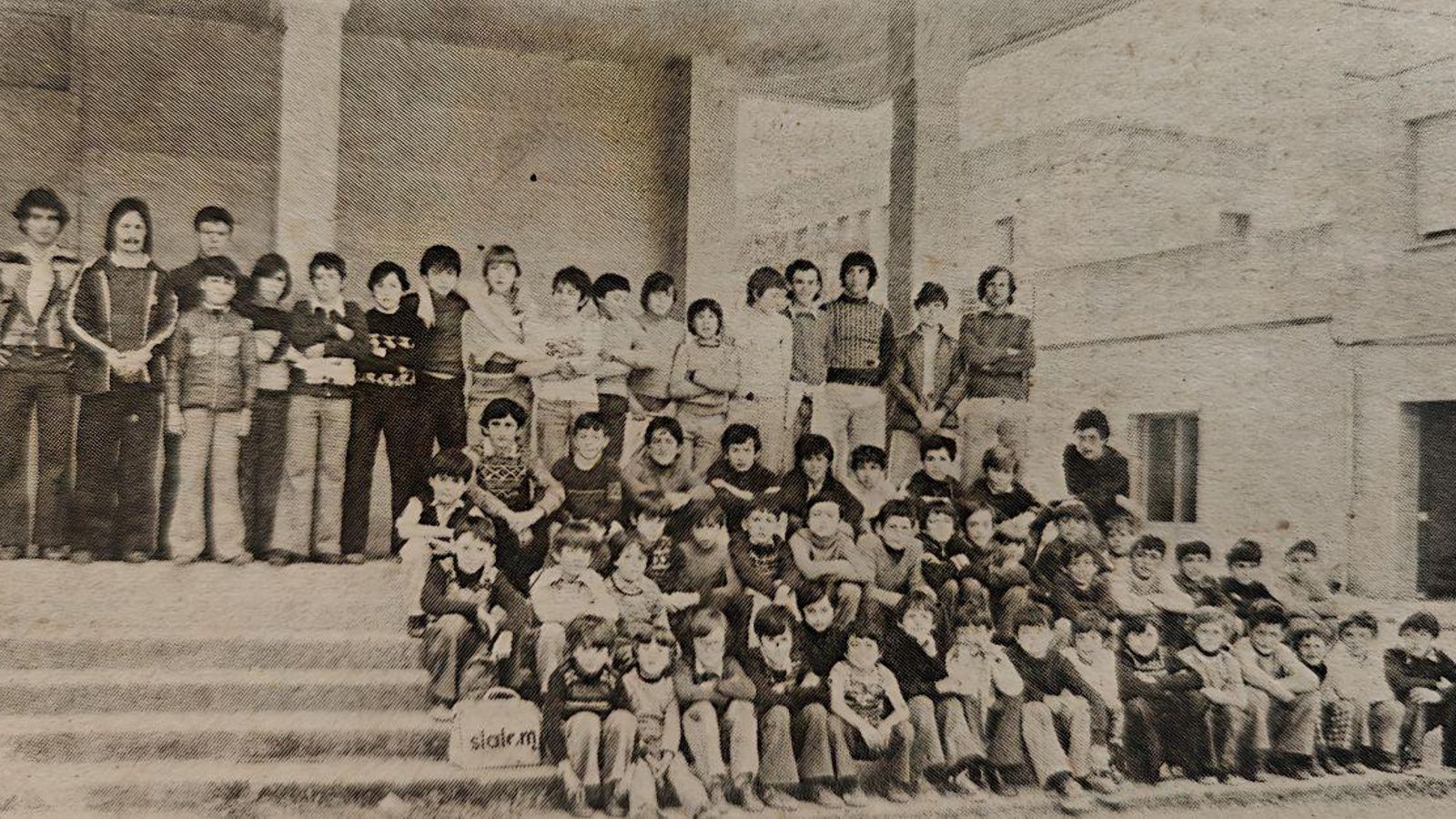 Niños y preparadores del Club Mariñamansa.