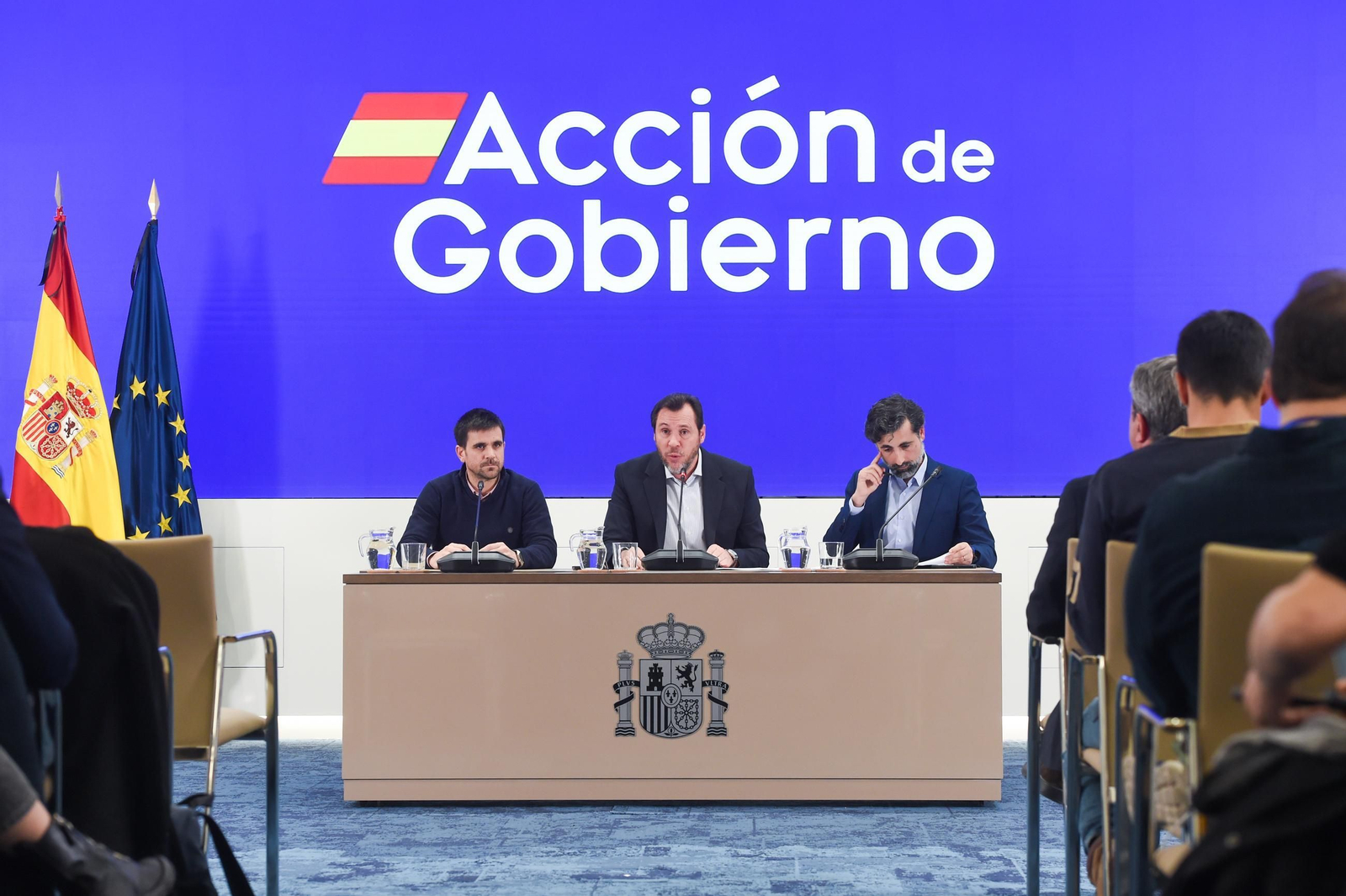 El ministro de Transportes y Movilidad Sostenible, Óscar Puente (c), junto al director de Tráfico de Adif, Ángel García de la Bandera (d), y al director de Operaciones de Renfe, José Alfonso Gálvez (i), durante la rueda de prensa