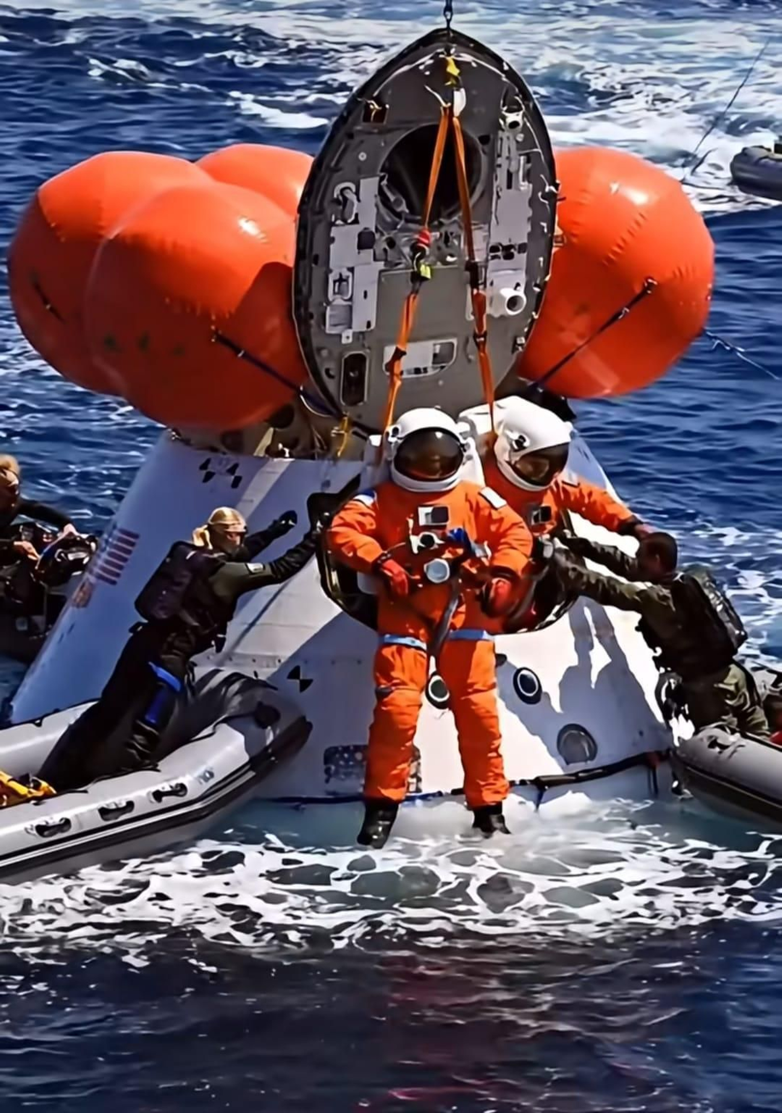 Los astronautas de la misión Artemis II saliendo de la nave Orión, ya amerizada en el océano pacífico