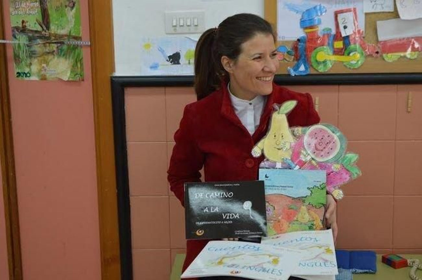 Cristina Nóvoa Presa, con algunos cuentos, en clase.