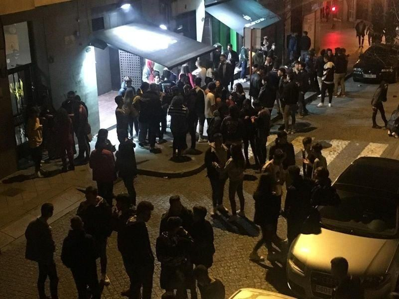 Aspecto de la puerta del Balenciaga la madrugada del pasado martes, sobre las cuatro de la mañana.
