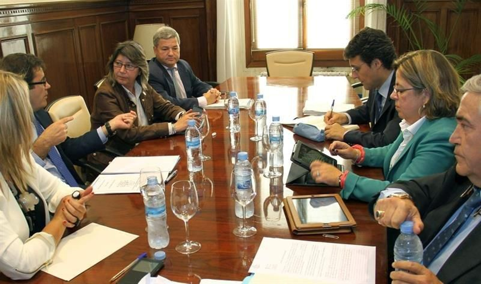 Rosa Quintana y los directores generales de industria en la reunión de hoy.