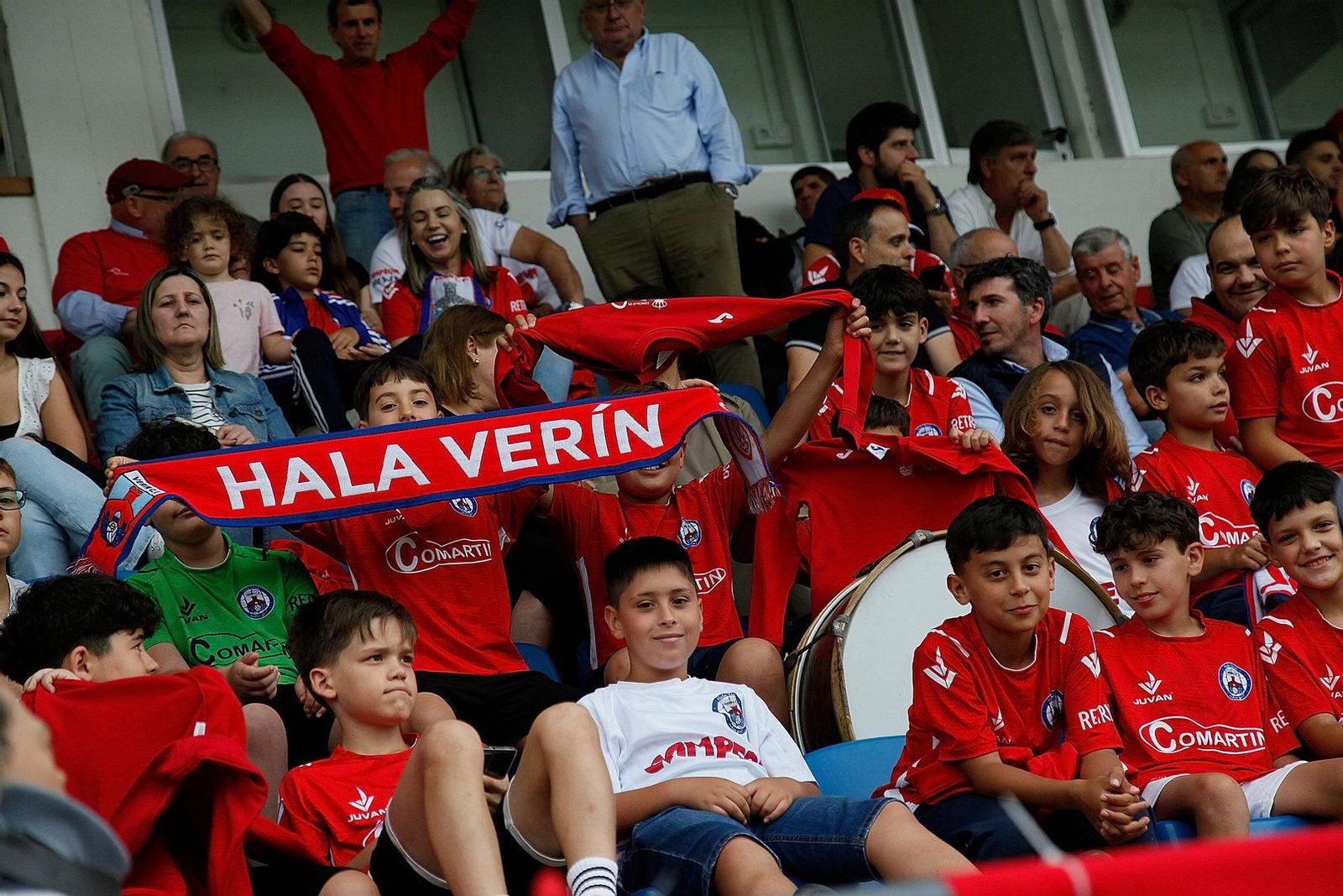 La afición en las gradas animando a los jugadores.