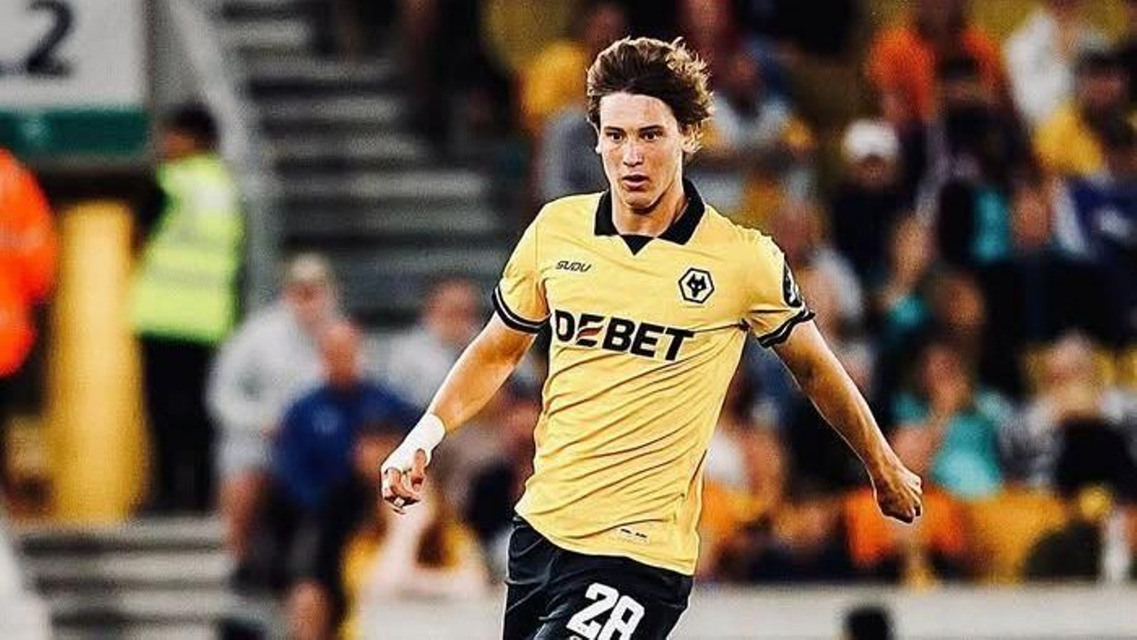 Fer López conduce el balón en un partido con los Wolves.