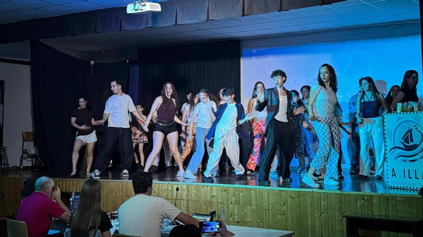 As coreografías da nova proposta do instituto Chivite de Verín destacan polo ritmo e a paixón que amosan tódolos estudantes.