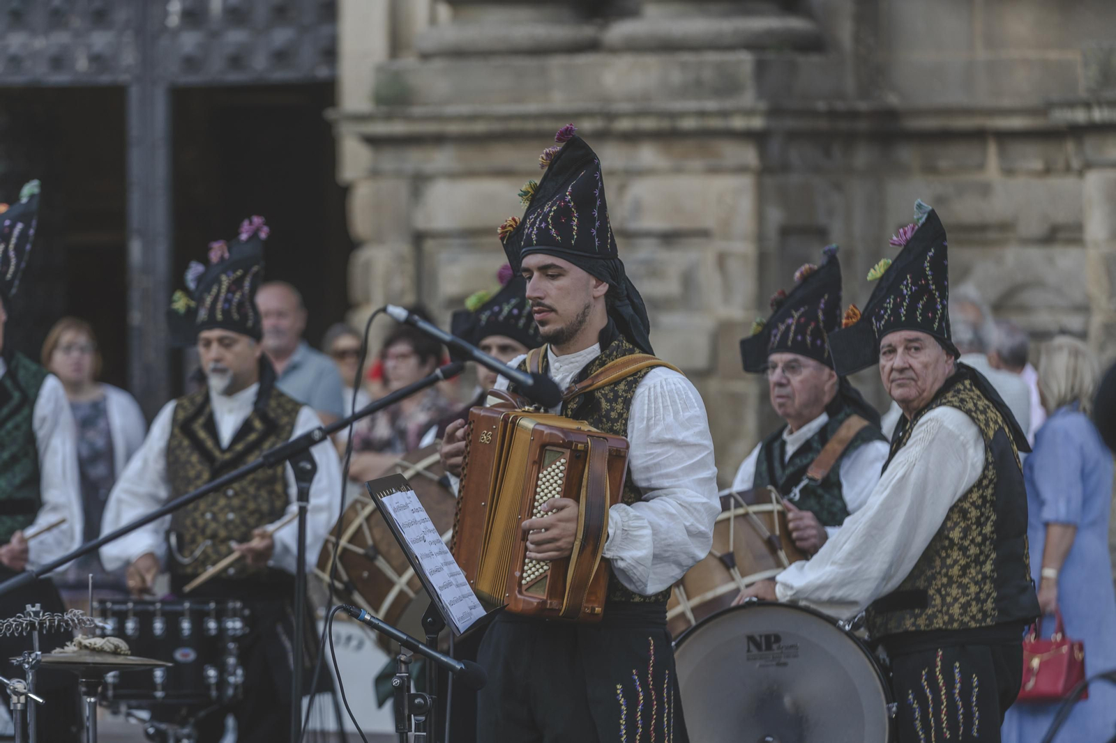 Galería |  Lembranza Ibérica llenó de música las calles de Celanova