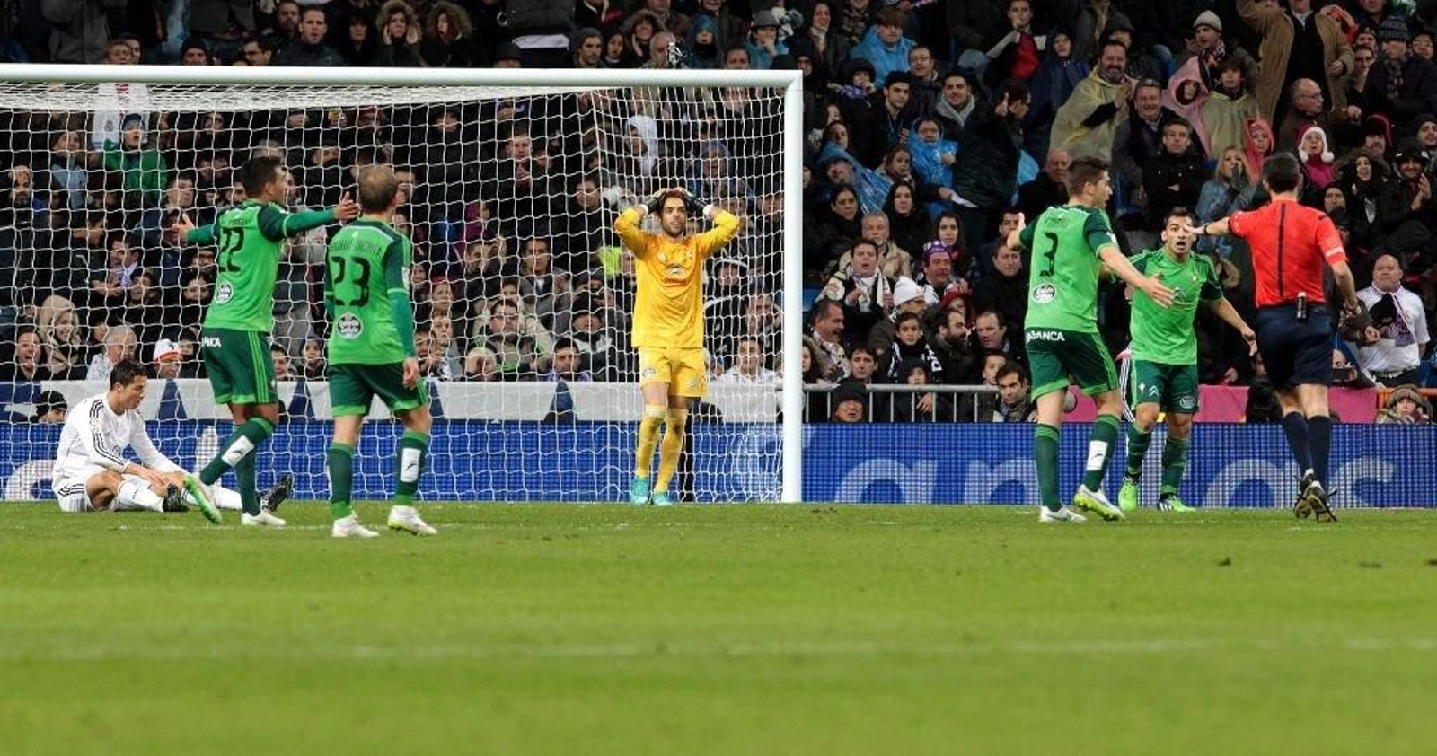 Sergio se lleva las manos a la cabeza después de que Undiano Mallenco pitase el penalti sobre Ronaldo.