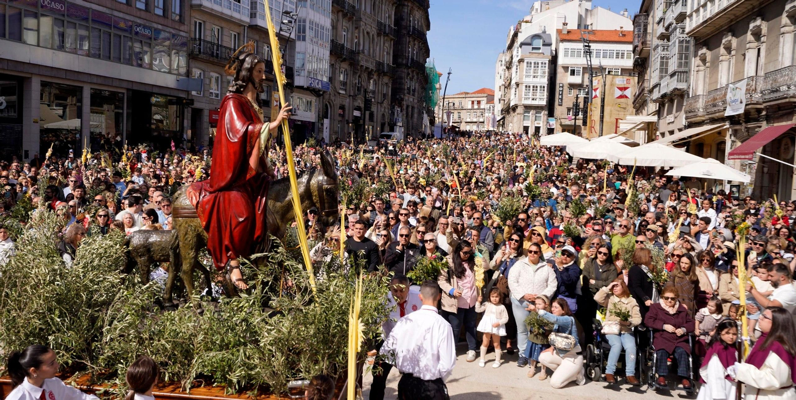 Galería | La Borriquita llena de fe y color las calles de Vigo
