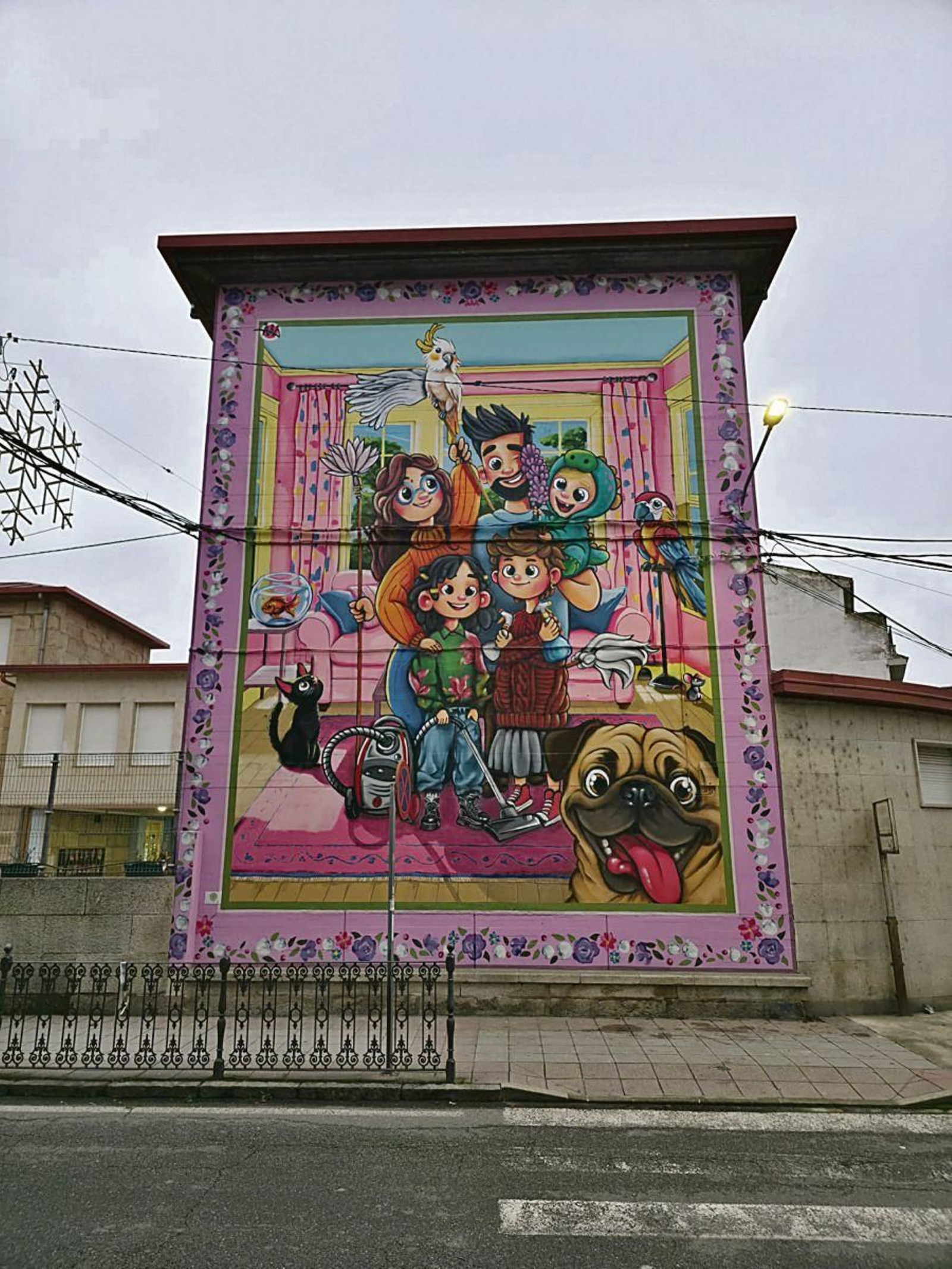 La obra realizada por Álex Araújo en la fachada del colegio Amaro Refojo.