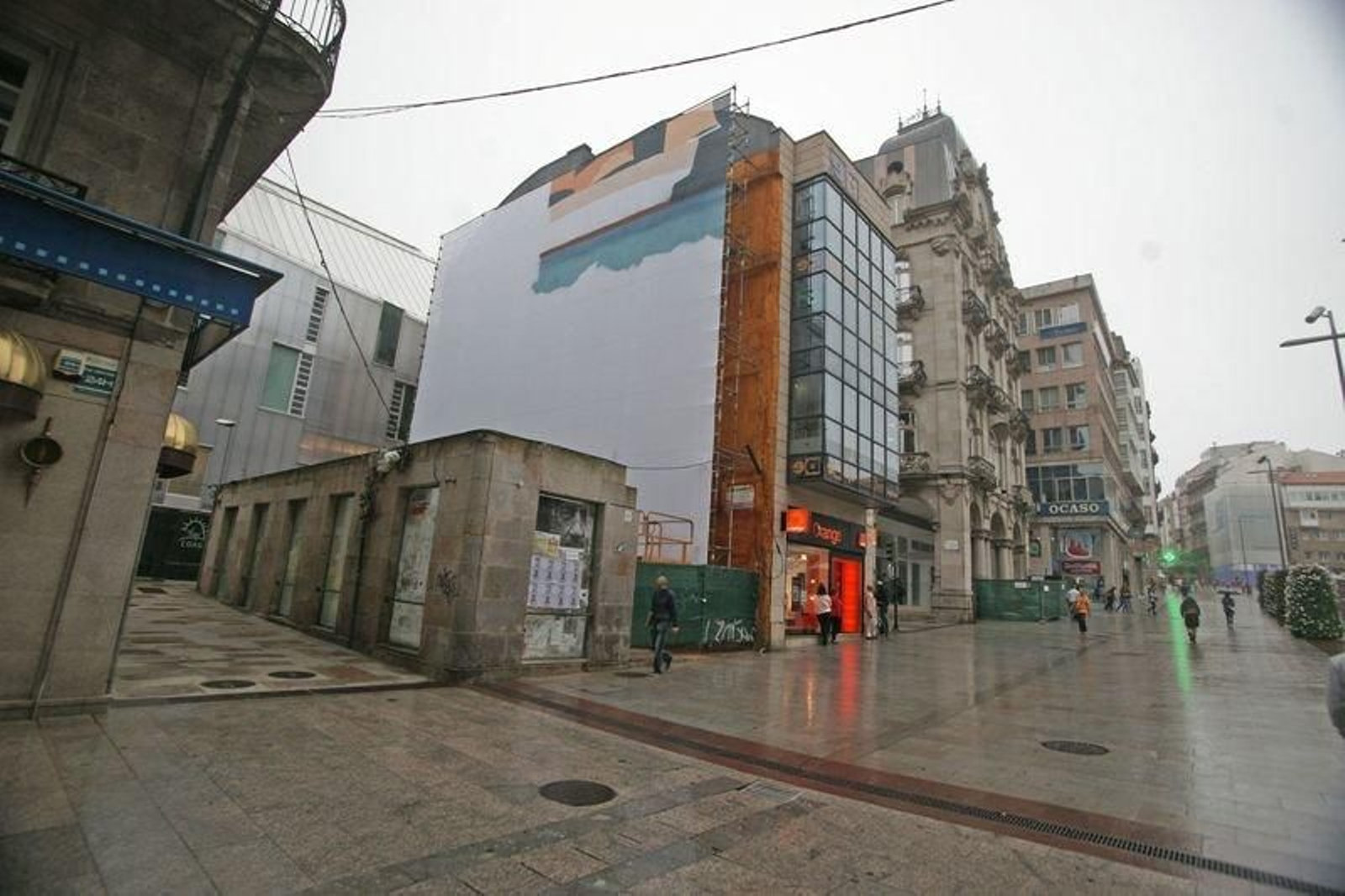 Los pintores comenzaron ayer a trabajar sobre la lona para plasmar un cuadro de Lugriís, “Fiestra”.