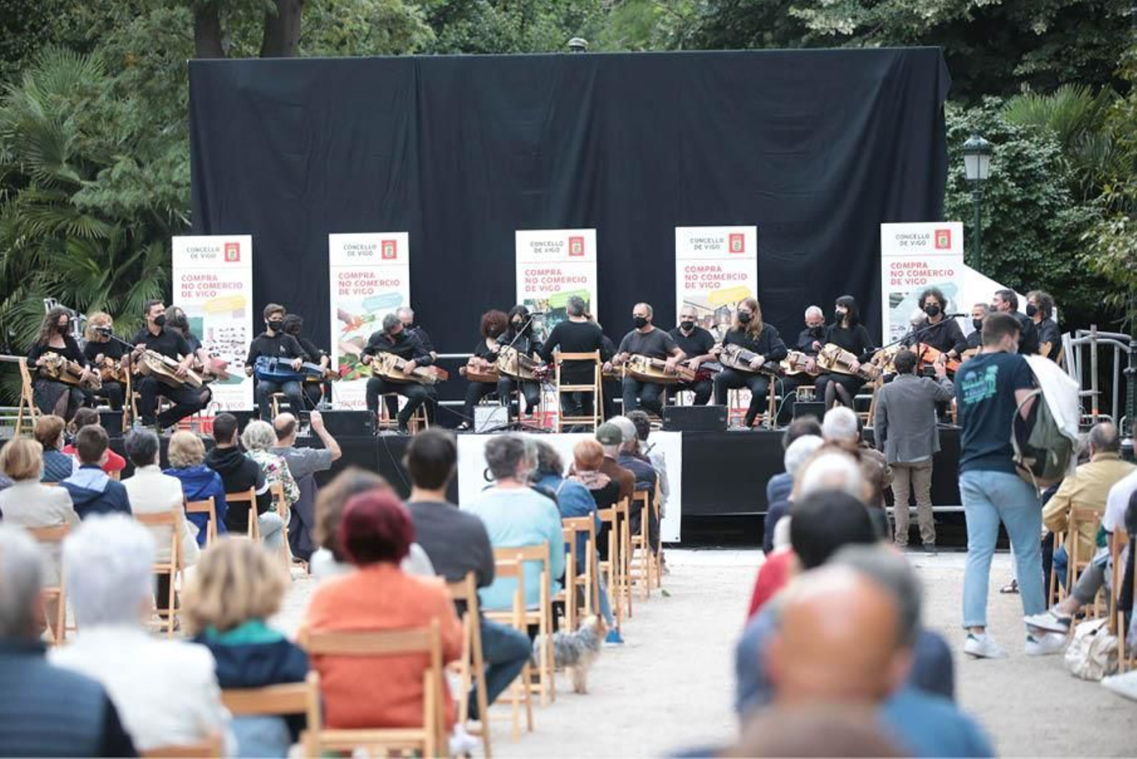 El sonido de las zanfonas animó la plaza de Compostela para apoyar el comercio local.