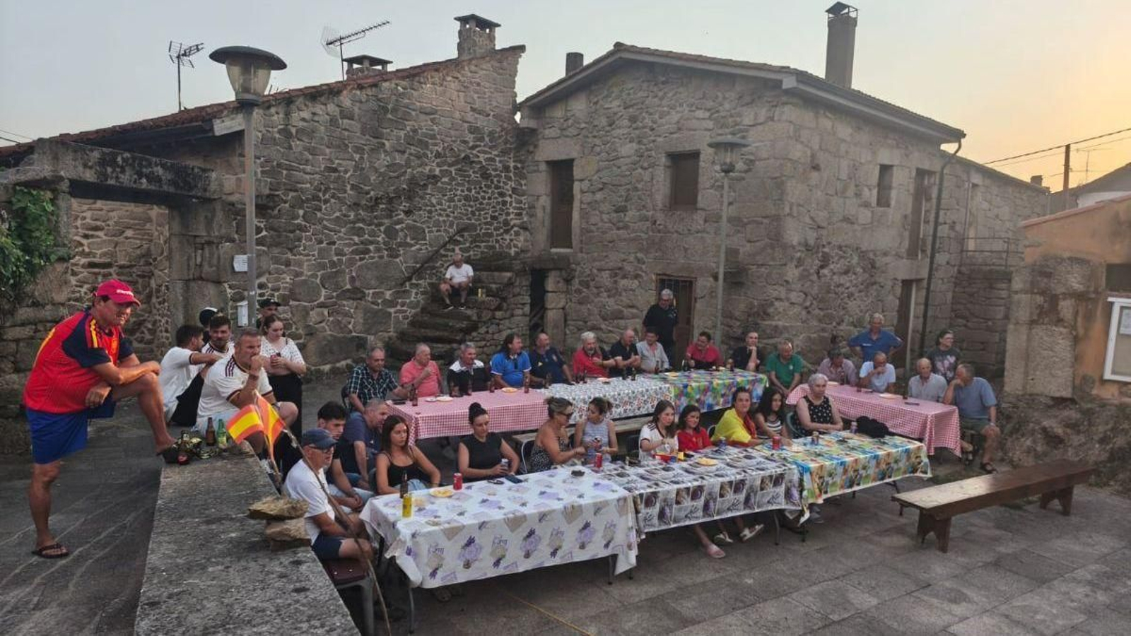 Vecinos de España y Portugal siguieron juntos el partido en la plaza de Feces de Abaixo, en A Raia.