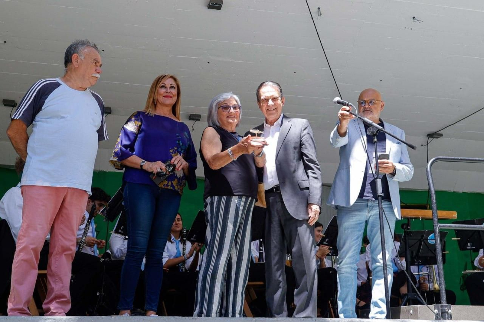 El alcalde de Vigo hizo entrega de la Sardiña de Ouro