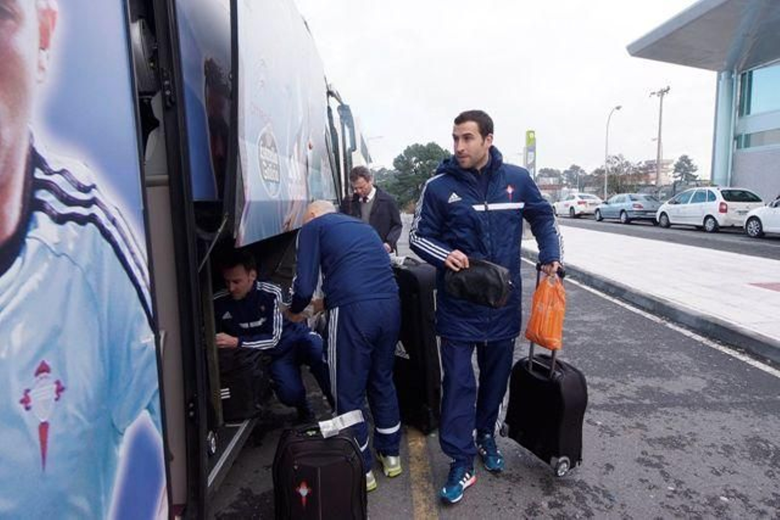 El riojano se sube al autobús del equipo ayer por la mañana, tras aterrizar en Peinador.