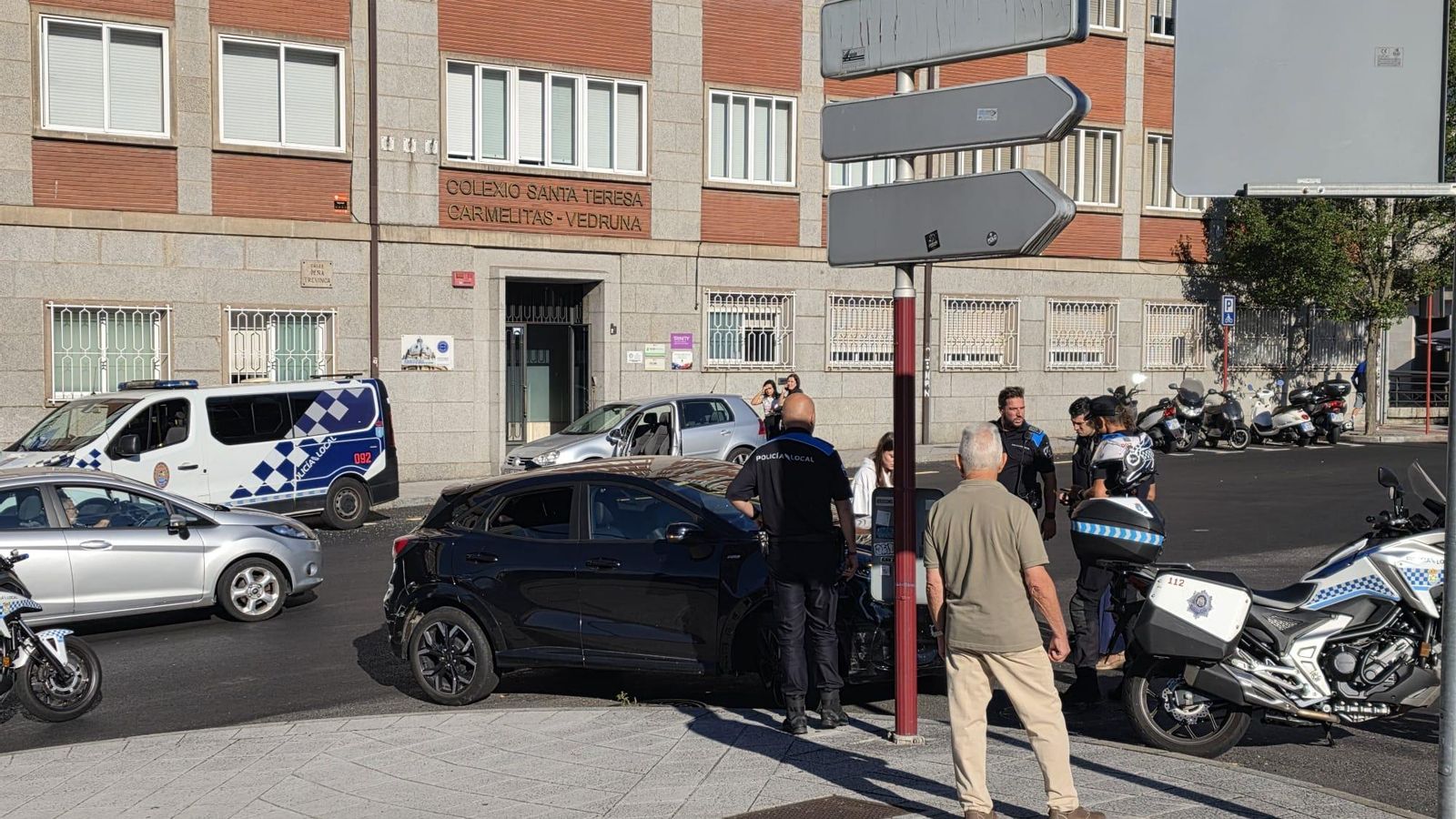 Agentes de la Policía Local intervienen tras la colisión registrada junto a la entrada del colegio Carmelitas.