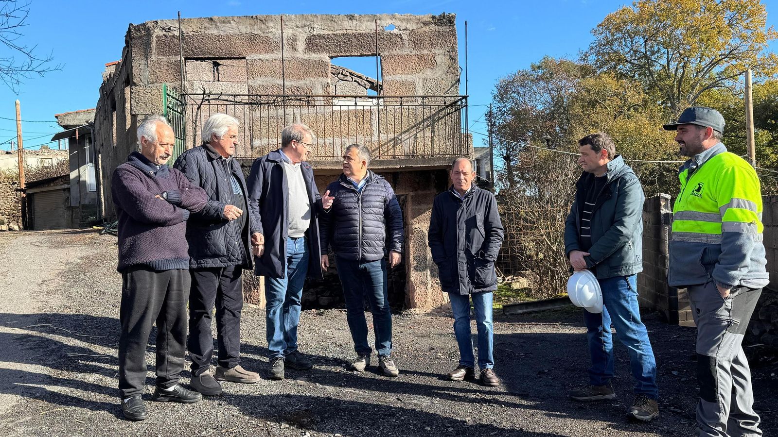 Manuel Pardo y José Luis Suárez -centro-, junto a representantes del Concello, vecinos y trabajadores en A Caridade.