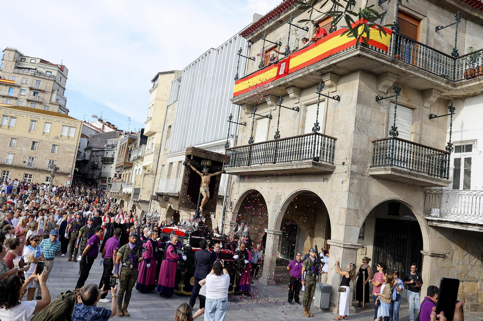 Galería | Misa por el Cristo da Victoria en Vigo y la concurrida procesión
