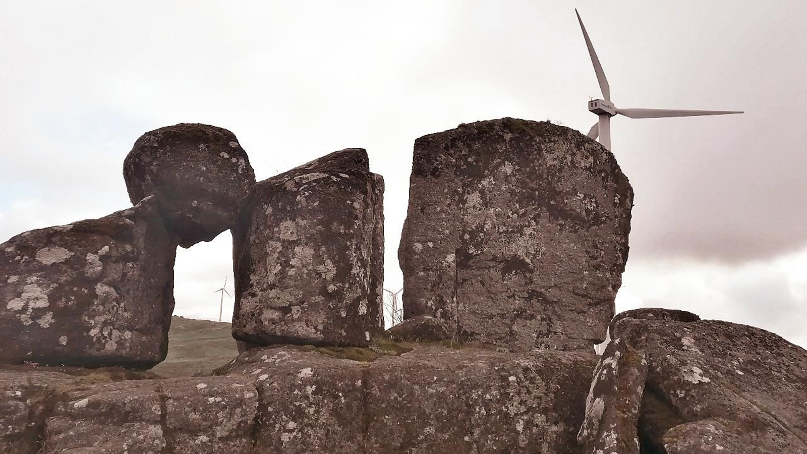 Portalén,  grupo megalítico formado por tres piedras, con un marco por el que hay que pasar.  Ahora al lado hay un parque eólico.
