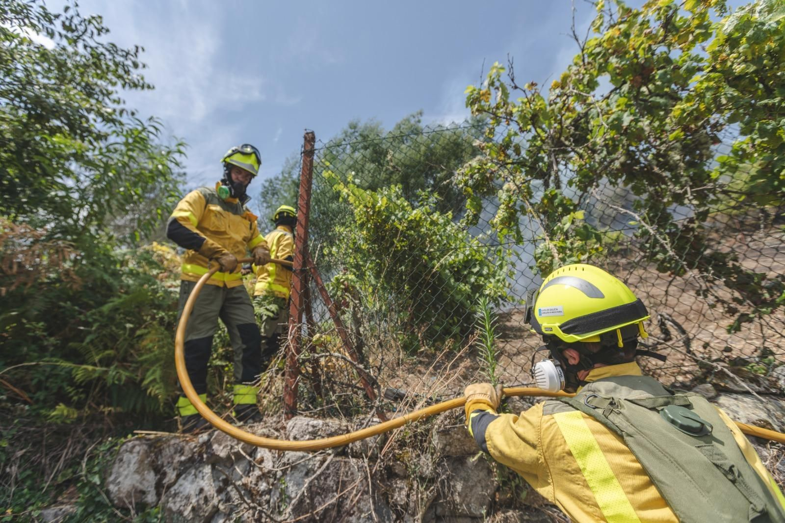 Galería | Los bomberos búlgaros trabajan en la extinción del incendio forestal de Untes, en fotos
