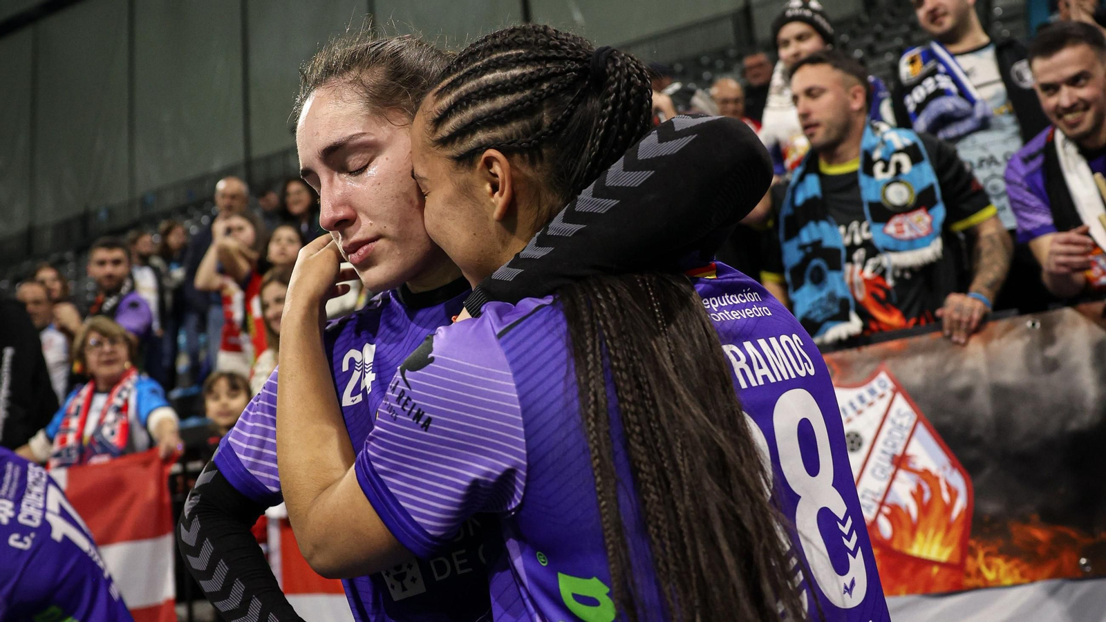 Ania Ramos y Elena Amores tratan de consolarse tras la amarga eliminación