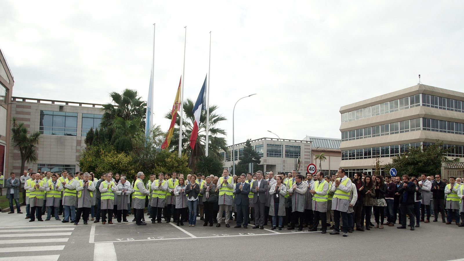 Teresa Pedrosa, delegada de Zona Franca y el alcalde Abel Caballero, flanquearon al director de PSA Peugeot Citroën, Yann Martin, al frente de la concentración de los trabajadores de la empresa en Balaídos.