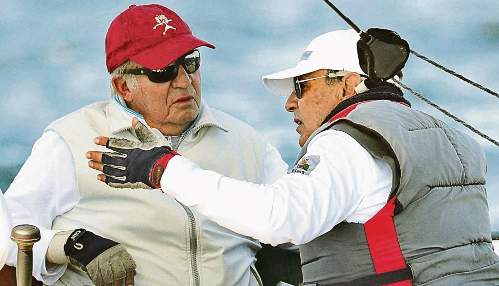 Don Juan Carlos y Pedro Campos, conversando a bordo del Bribón, en Sanxenxo.