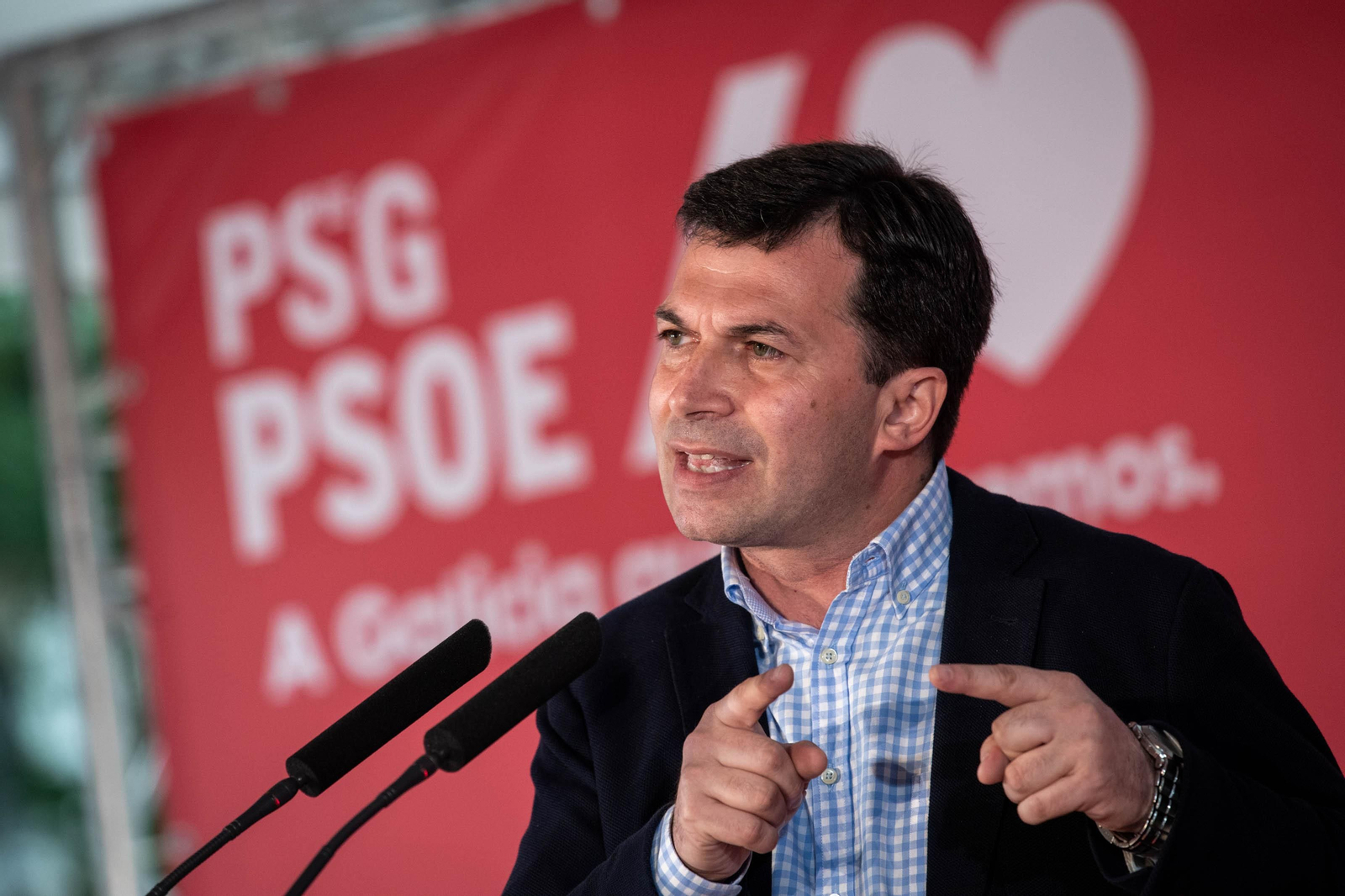 OURENSE (XARDÍNS DO POSÍO). 27/06/2020. OURENSE. El presidente del gobierno, Pedro Sánchez, acompaña al candidato a la Xunta de Galicia, Gonzalo Caballero y a Marina Ortega en un mitin del PSdeG-PSOE. FOTO: ÓSCAR PINAL

Gonzalo Caballero