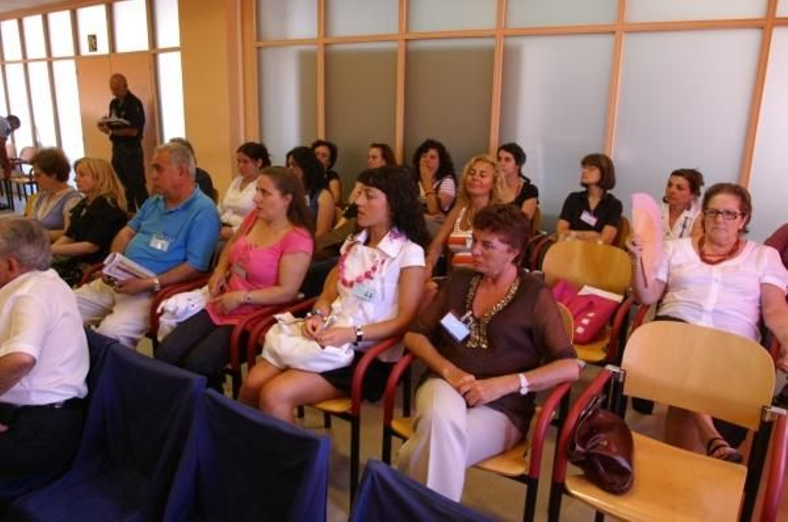 La directora de Alecrín, Ana Míguez, con mujeres de la Casa de Acogida, ayer en el pleno. foto: vicente.