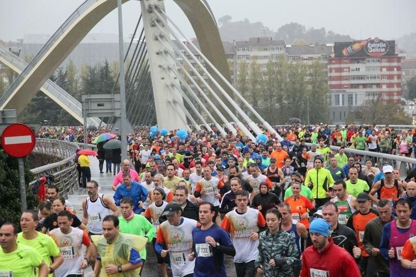A Ponte do Milenio, repleta de atletas en los instantes iniciales de la San Martiño absoluta. (JOSÉ PAZ)