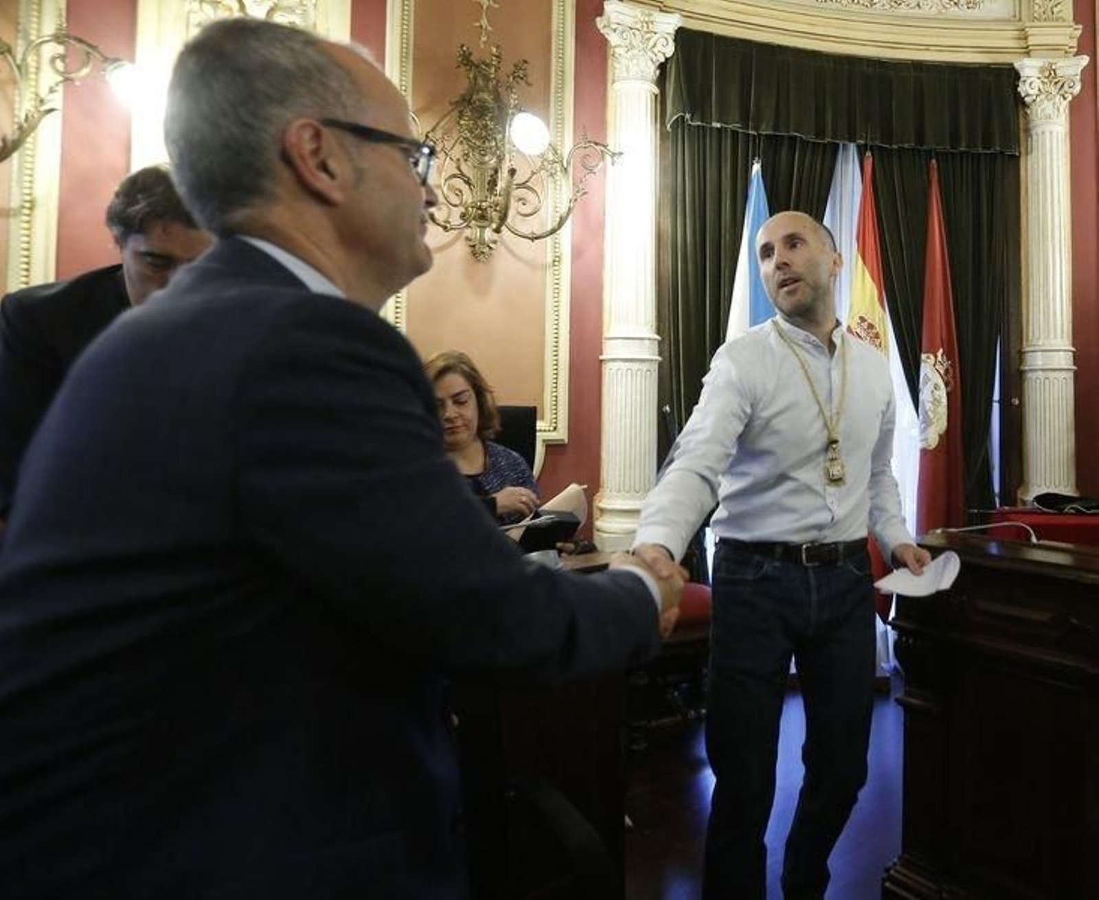 Jesús Vázquez, saludándose con Gonzalo Pérez Jácome tras la investidura. (XESÚS FARIÑAS)