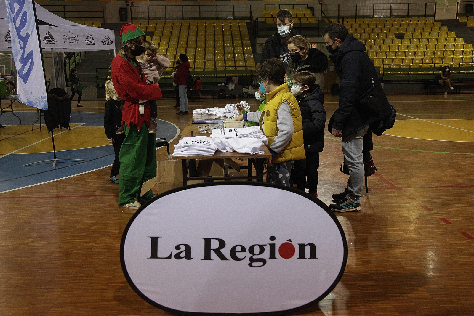 Varios de los asistentes y sus acompañantes, en la mesa de la organización antes de la actividad. (Miguel Ángel)