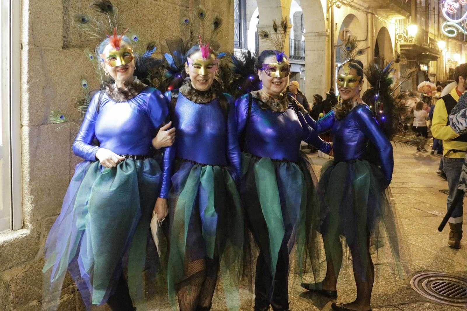 Galería | La ciudad respira Entroido en todas sus calles a la espera del desfile