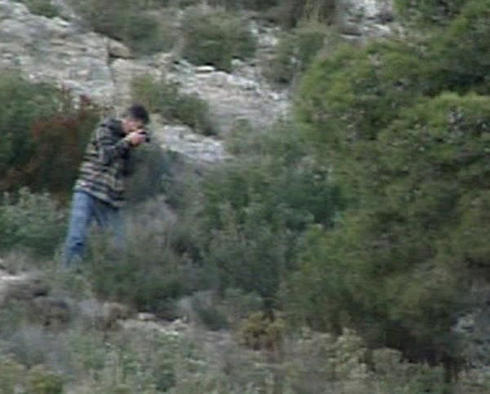 Un policía fotografía el lugar en donde se encontró el pijama de la joven desaparecida.