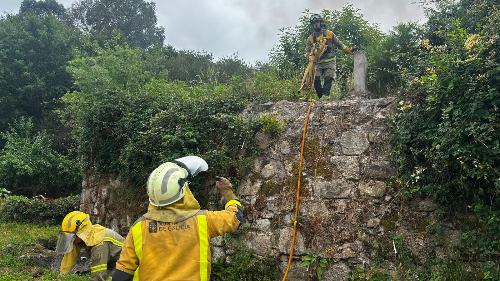 Diferentes agentes del despliegue para la extinción del fuego.