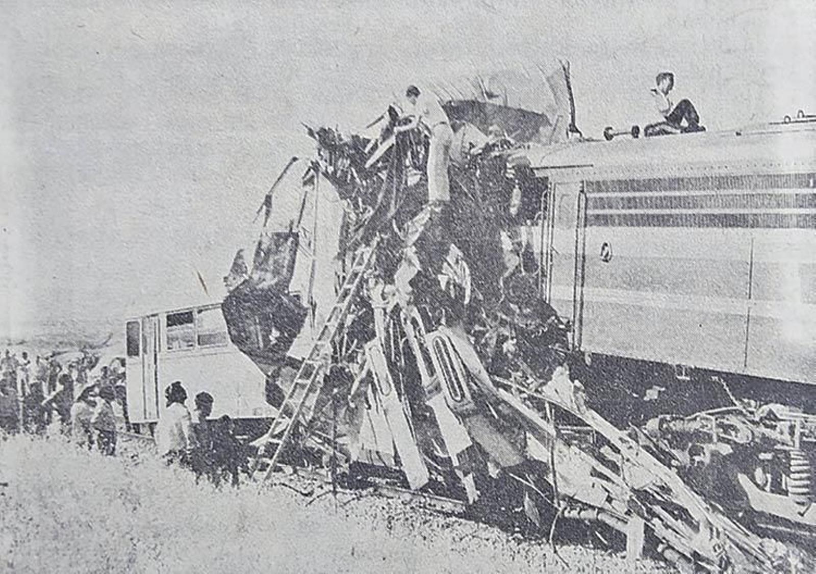 La máquina del expreso, empotrada en el  ferrobús.