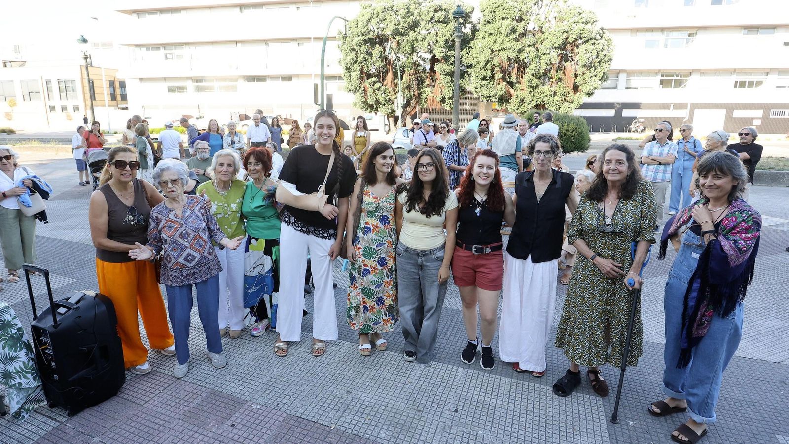 Las homenajeadas y sus familiares, reunidas en la inauguración.