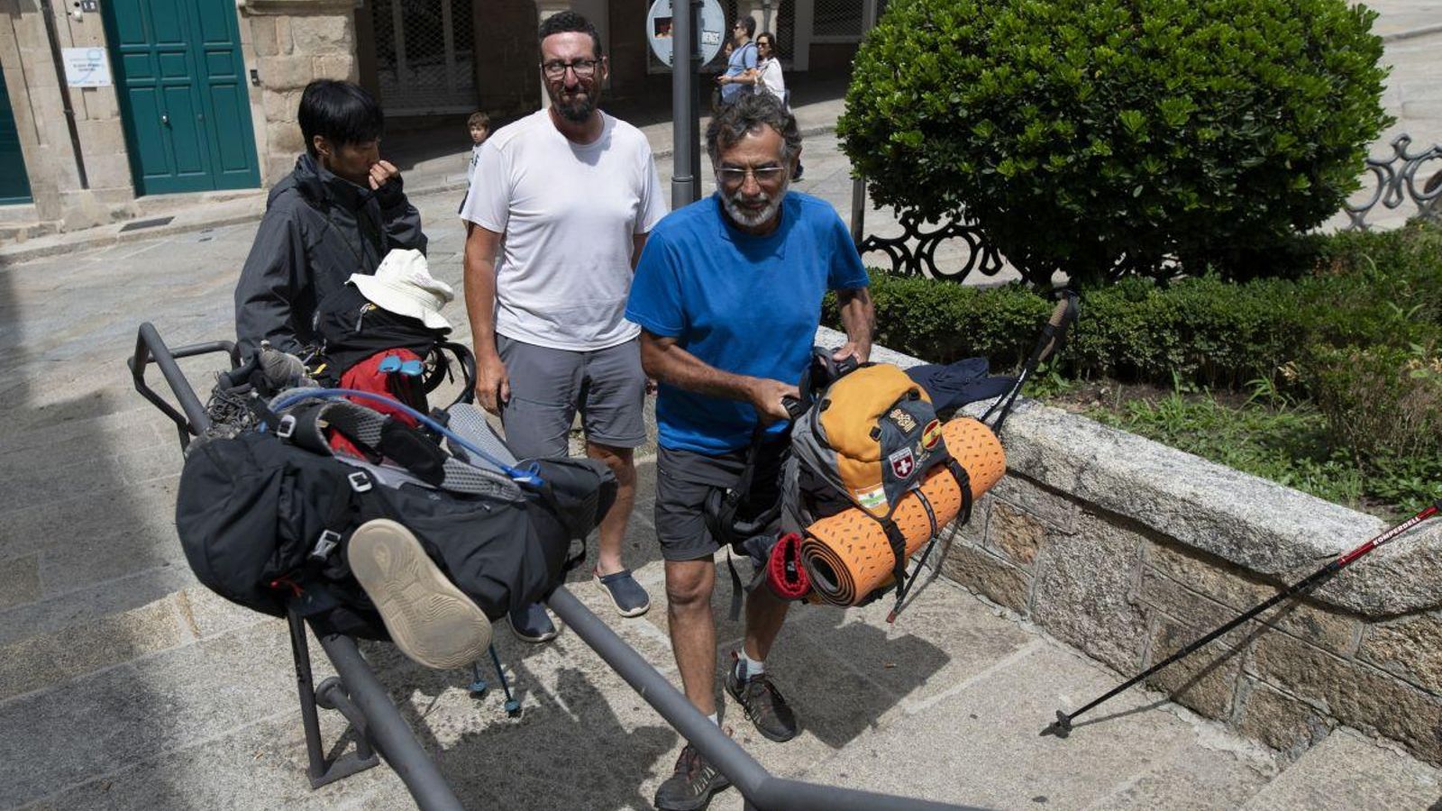 Tres peregrinos realizando el Camino en Ourense.