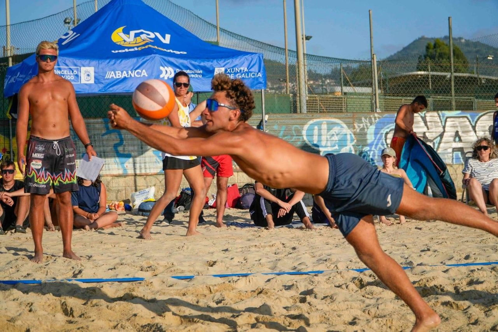 La estirada de uno de los competidores, durante la disputa del Torneo +Deporte Atlántico de vóley playa en Samil.