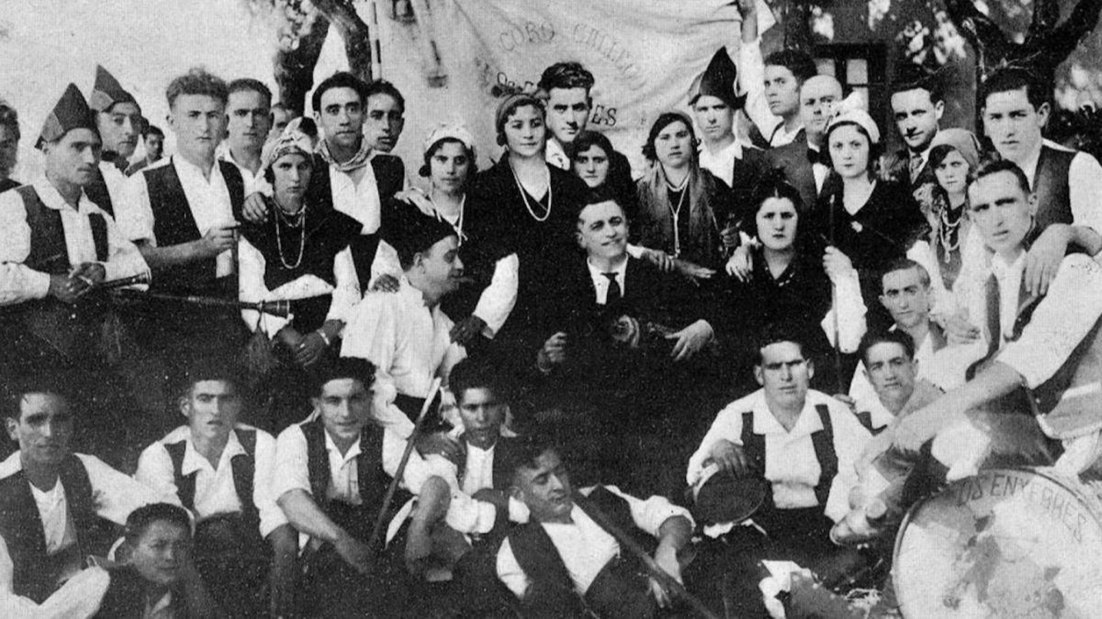 Santalices, mago de la zanfona con el Coro Os Enxebres. Vida gallega nº 560 .