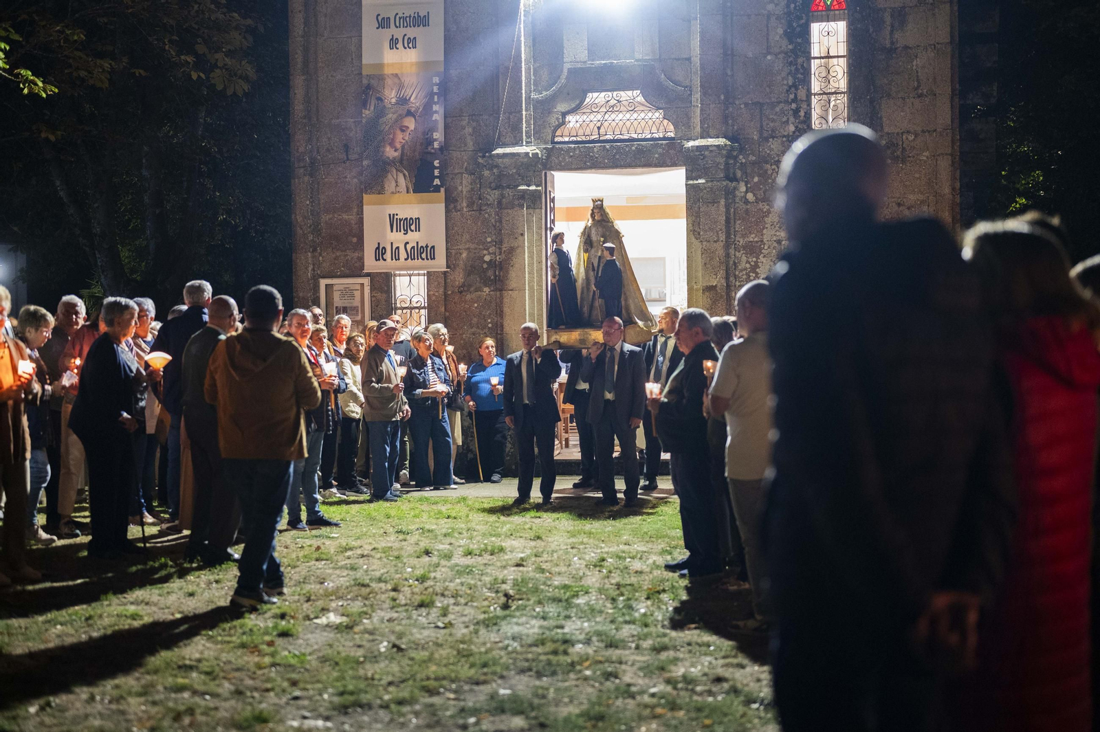 Un momento de la procesión nocturna en honor a la Virgen de la Saleta a su paso por San Cristovo de Cea