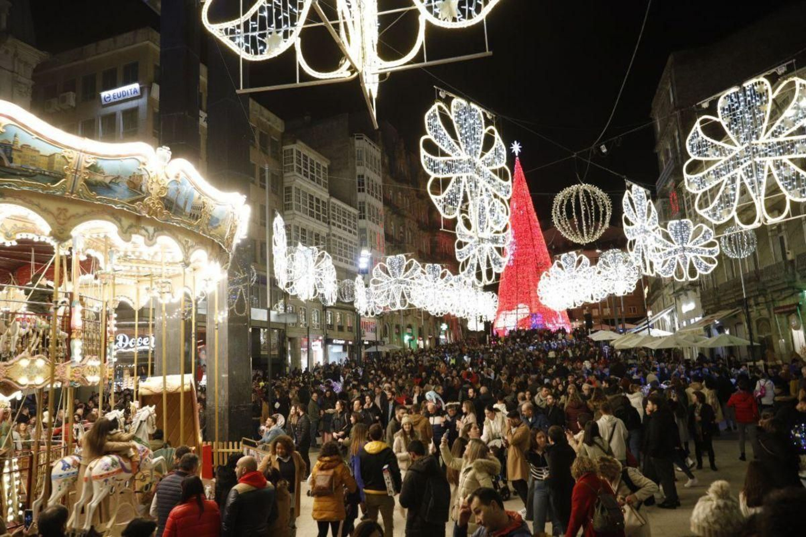 Miles de personas llenaron ayer el centro de la ciudad en otra jornada de ocio y compras.