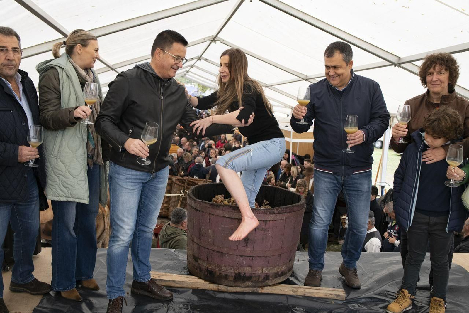 O Conselleiro José Gonzalez axuda a sair da pipa a Lara da Silva, presidenta da DO Monterrei en presencia do alcalde de Monterrei José Luis Suárez e o resto de autoridades.
Foto: Xesús Fariñas
