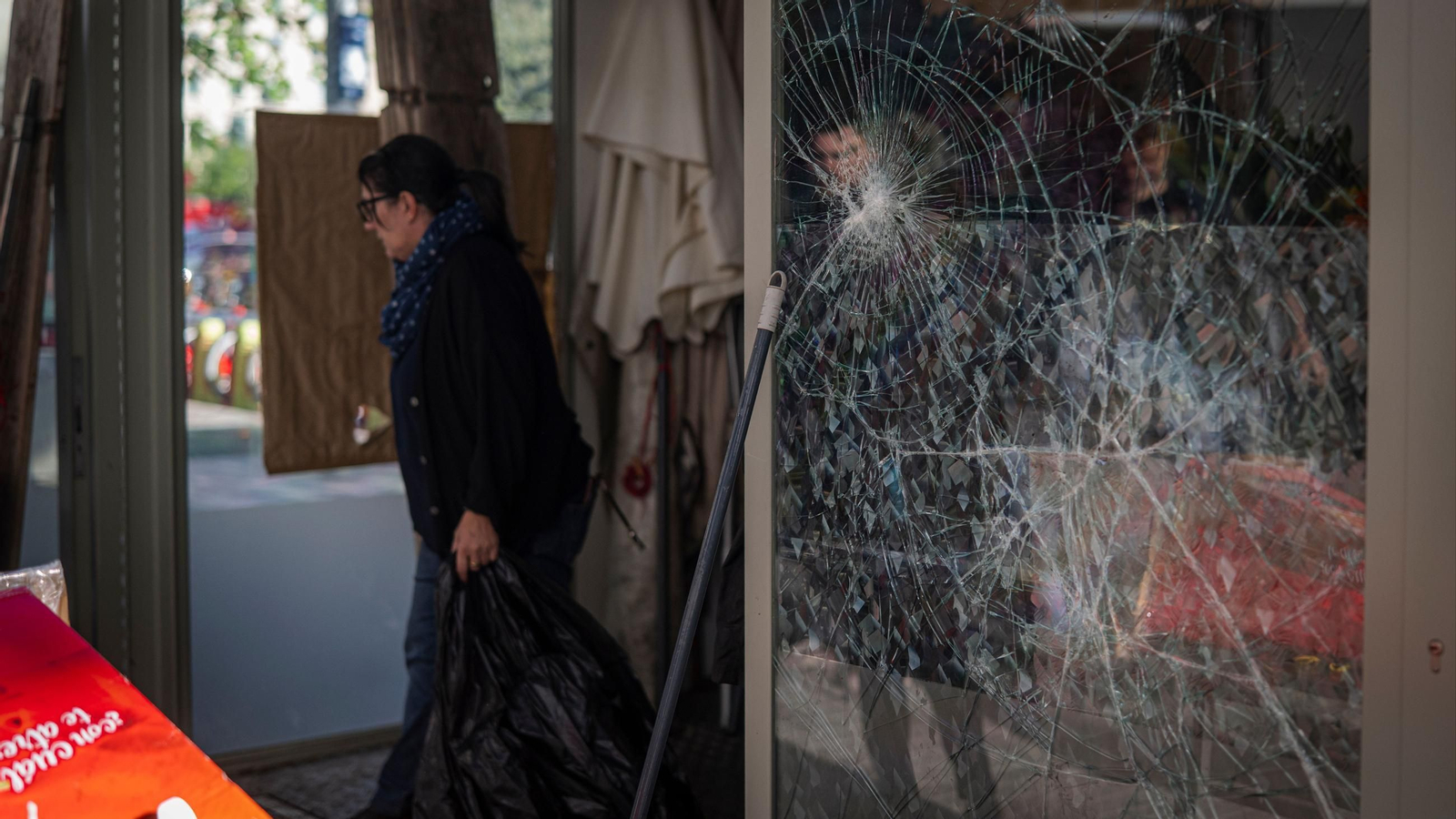 Escaparates destrozados tras los disturbios de ayer sábado en Barcelona, a 25 de octubre de 2026, en Barcelona