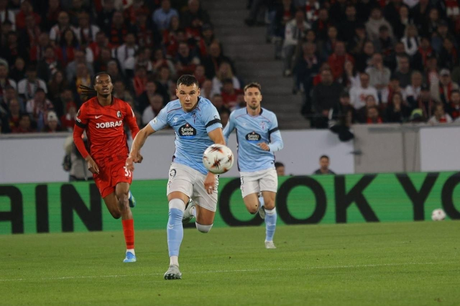 Galería | El Celta y el Friburgo pelean por la ventaja en cuartos de final