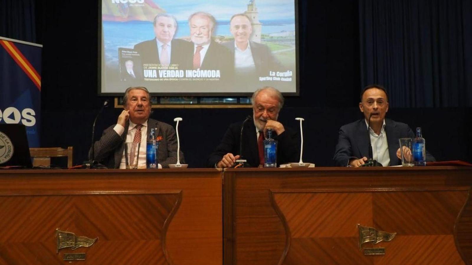Mayor Oreja, entre Francisco Vázquez y Luis Ventoso, en A Coruña.