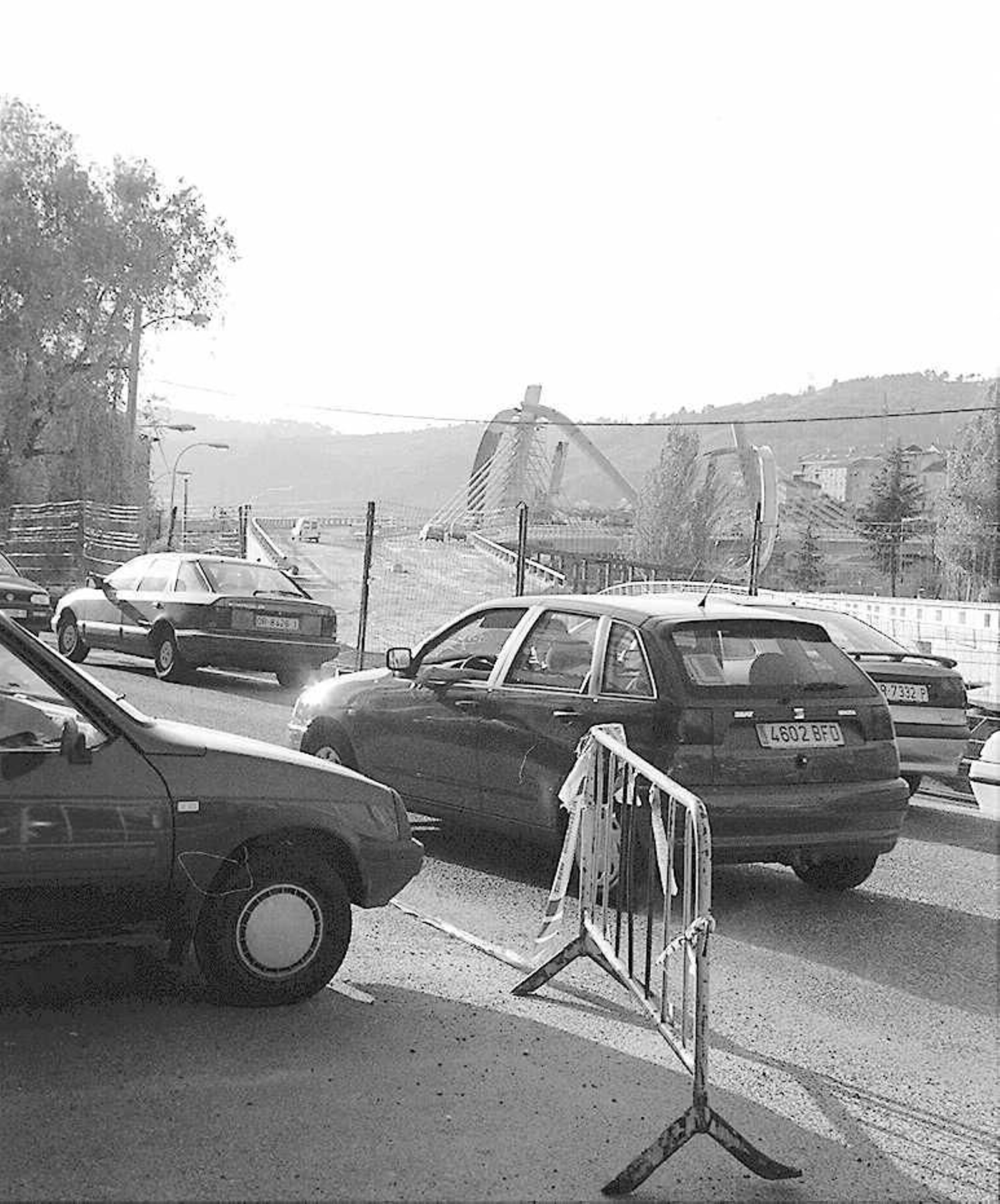 La construcción del emblemático Puente del Milenio hace 25 años cambiaba el skyline de Ourense, en fotos