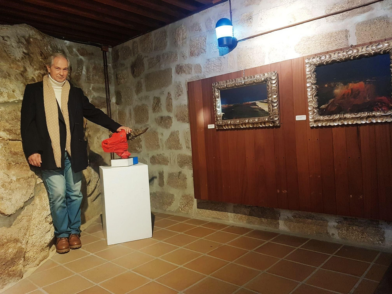 Rafael Freijeiro en la sala de exposiciones de Monterrei.
