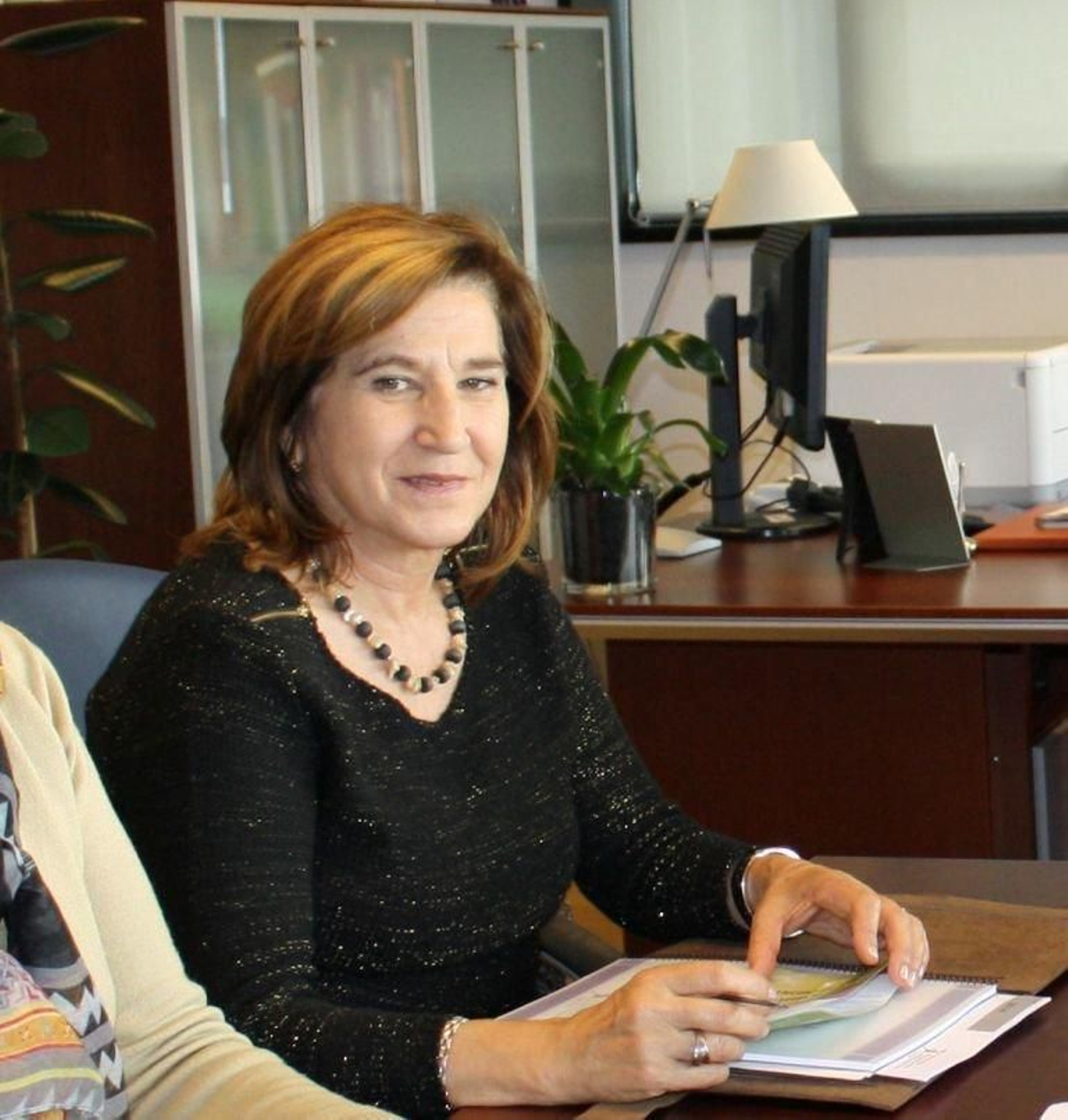 nnn  Rosa Fontaíña, coordinadora de la Rede Veciñal Contra os Malos Tratos, fue distinguida con el premio Primeiro de Maio por “ser un referente en nuestra ciudad de la lucha contra la violencia de género, campo en el que trabaja desde 1998”.¿Qué significa para usted este reconocimiento?Significa mucho porque implica una sensibilidad de CCOO hacia el tema y contribuye a que cada vez se reconozca más. Me alegro.Llevan años denunciando la falta de recursos en la lucha contra el maltrato. ¿Cuáles son sus carencias más urgentes?Una de las cosas que más desgasta es ver que no se puede realizar lo que se considera normal: ofrecerles una calidad de vida digna a mujeres que han sido muy valientes.En los últimos años ¿ha aumentado el número de mujeres que se animan a denunciar?Hay muchas que después de dar el primer paso, no continúan al ver cómo está la situación. Dan marcha atrás y retiran las denuncias. La gente no puede criticar este comportamiento porque ellas no se sienten seguras.¿Cuál es la mejor forma de ayudar?La mejor manera es ofrecerles confianza, empatía con su problema. Si la primera atención es buena, normalmente siguen para delante. No hay que juzgarlas, ni poner mala cara, porque se marcharán ya que piensan “para ser maltratada ya lo soy en mi casa”. Parece que yo tengo esa virtud y a las que atiendo siempre se quedan.¿A cuántas mujeres atienden desde la Rede de Mulleres Veciñais?Es muy difícil hacer un cómputo: unas semanas podemos atender a varias y otras, solo a dos. Pero la Rede, además de las terapias y los cursos de autoestima, también asesoramos en casos de divorcio, reparto de bienes gananciales o custodia de menores.¿Es importante que las víctimas recuperen esa autoestima?Es fundamental. Les hicieron sentir que no valían nada, preparándolas para el maltrato. Tienen que volver a su entorno. No solo necesitan un juicio justo, requieren el apoyo de personas que las entiendan.¿Está sensibilizada la sociedad?Demandamos todos los días lo básico, vivienda y dinero, por lo que yo ya me he creado muchos enemigos, aunque me tiene sin cuidado, se necesitan medidas, no limosnas. A los políticos no les interesa acabar con el maltrato o ya lo habrían hecho y la sensibilidad social es mínima o habría mil personas en las concentraciones de Príncipe en las solo estamos las cuarenta de siempre.n